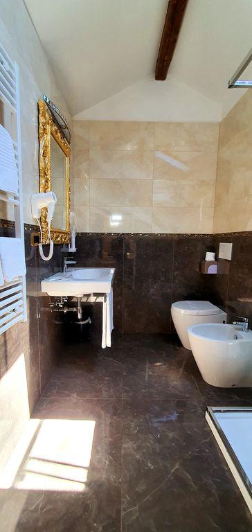 Bagno camera deluxe mansarda